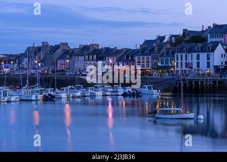 Camaret-sur-Mer, abendliche Atmosphäre im Hafen, Frankreich, Bretagne, Département Finistère, Presqu'Ile de Crozon Stockfoto