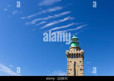 Leuchtturm von Cap Fréhel vor blauem Himmel, Frankreich, Bretagne, Departement Côtes d'Armor, Côte d'Émeraude (Smaragdküste) Stockfoto