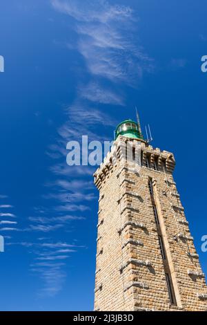 Leuchtturm von Cap Fréhel vor blauem Himmel, Frankreich, Bretagne, Departement Côtes d'Armor, Côte d'Émeraude (Smaragdküste) Stockfoto