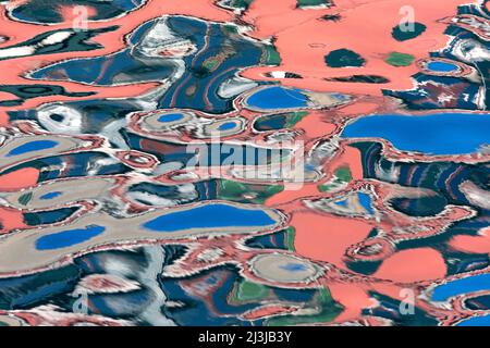 Bunte Hausfassaden spiegeln sich im Wasser, Italien, Venetien, Venedig Stockfoto