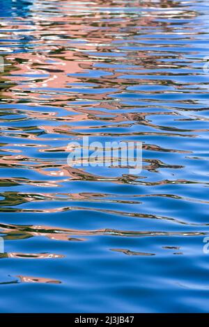 Bunte Hausfassaden spiegeln sich im Wasser, Italien, Venetien, Venedig Stockfoto