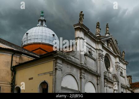 Campo und Chiesa Parrocchia di Santa Maria Formosa vor bewölktem Hintergrund in Venedig, Italien. Stockfoto