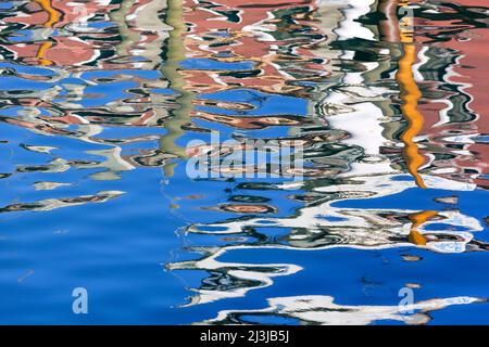 Bunte Hausfassaden spiegeln sich im Wasser, Italien, Venetien, Venedig Stockfoto