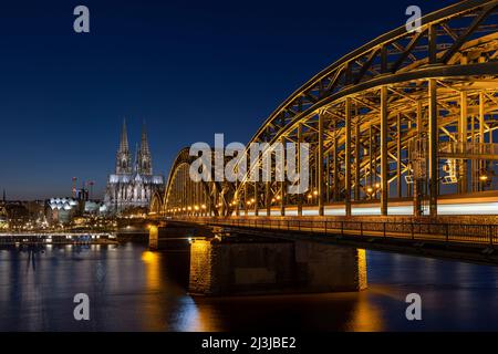 Hohenzollernbrücke, Kölner Dom und Rhein in der Abenddämmerung Stockfoto