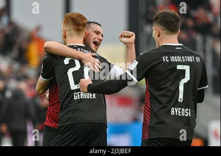 Regensburg, Deutschland. 08. April 2022. Fußball: 2. Bundesliga, Jahn Regensburg - FC Ingolstadt 04, Matchday 29, Jahnstadion Regensburg. Christian Gebauer aus Ingolstadt (l.) feiert mit seinen Teamkollegen nach dem 0:1. Tor gegen Regensburg. Quelle: Armin Weigel/dpa - WICHTIGER HINWEIS: Gemäß den Anforderungen der DFL Deutsche Fußball Liga und des DFB Deutscher Fußball-Bund ist es untersagt, im Stadion und/oder vom Spiel aufgenommene Fotos in Form von Sequenzbildern und/oder videoähnlichen Fotoserien zu verwenden oder zu verwenden./dpa/Alamy Live News Stockfoto