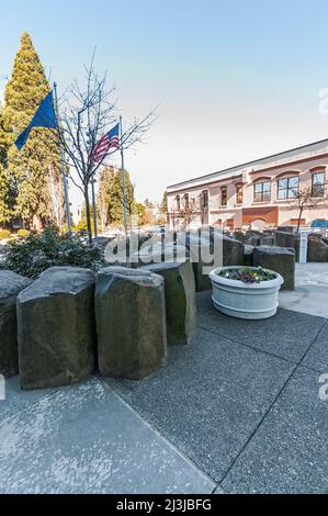 Pflanzer, Flaggen und Steine im Hillsboro Civic Center in Hillsboro, Oregon. Stockfoto