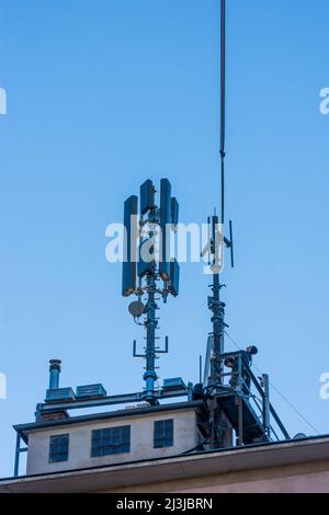 Wien, Installation eines Mobilfunkmastes auf einem Wohnhausdach im Jahr 20. Bezirk Brigittenau, Österreich Stockfoto