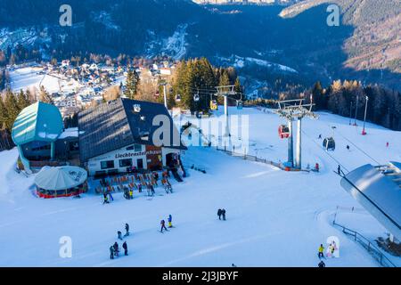 Semmering, Skigebiet Zauberberg Semmering - Hirschenkogel, Skifahren, Skifahrer, Bergstation Skilift, Restaurant Liechtensteinhaus in den Wiener Alpen, Niederösterreich, Österreich Stockfoto