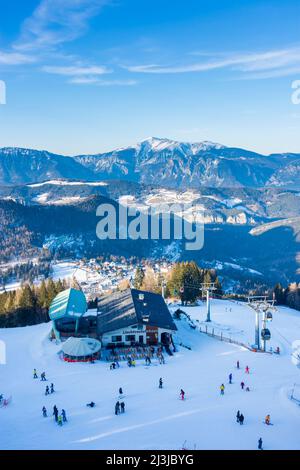 Semmering, Skigebiet Zauberberg Semmering - Hirschenkogel, Skifahren, Skifahrer, Bergstation Skilift, Blick auf den Schneeberg, Restaurant Liechtensteinhaus in den Wiener Alpen, Niederösterreich, Österreich Stockfoto