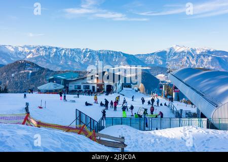 Semmering, Skigebiet Zauberberg Semmering - Hirschenkogel, Skifahren, Skifahrer, Bergstation Skilift, Blick auf den Schneeberg, Restaurant Liechtensteinhaus in den Wiener Alpen, Niederösterreich, Österreich Stockfoto