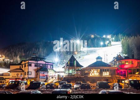 Semmering, Skigebiet Zauberberg Semmering - Hirschenkogel, Skifahren, Skifahrer, Talstation Skilift, Parkplatz in den Wiener Alpen, Niederösterreich, Österreich Stockfoto