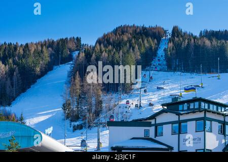 Semmering, Skigebiet Zauberberg Semmering - Hirschenkogel, Skifahren, Skifahrer, Talstation Skilift in den Wiener Alpen, Niederösterreich, Österreich Stockfoto