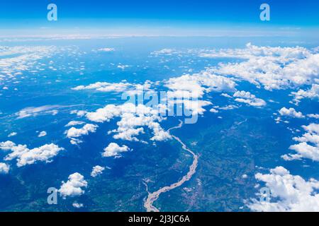 Luftaufnahme der Provinz Udine mit dem Fluss Tagliamento, einem geflochtenen Fluss im Nordosten Italiens, der von den Alpen bis zur Adria fließt Stockfoto