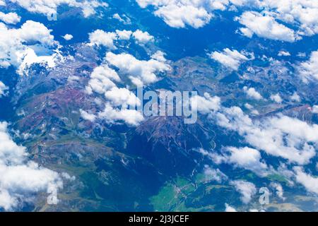 Luftaufnahme der Alpenberge mit Reschensee -Lago di Rèsia -Reschensee oder Reschensee ist ein künstlicher See im westlichen Teil Südtirols, Stockfoto