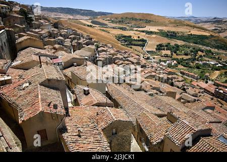 Terrakotta-geflieste Ansicht des Dachs in der Altstadt von Gangi, Sizilien Stockfoto