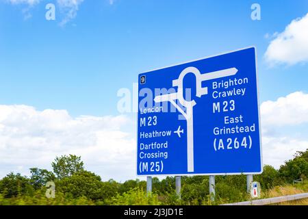 Straßenschild an der A23 in der Nähe des Flughafens Gatwick. Die A23 ist eine große Straße im Vereinigten Königreich zwischen London und Brighton, East Sussex, England.2021 Stockfoto
