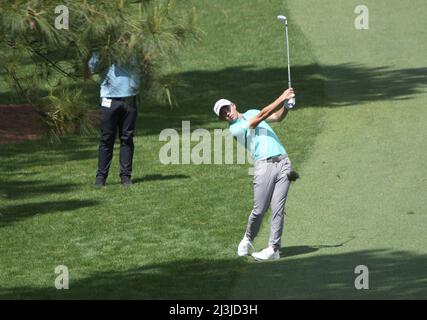 Augusta, USA. 08. April 2022. Collin Morikawa trifft am zweiten Tag des Masters-Turniers im Augusta National Golf Club in Augusta, Georgia, am Freitag, den 8. April 2022, auf einen Anflug auf das 7.-Loch. Foto von Bob Strong/UPI Credit: UPI/Alamy Live News Stockfoto