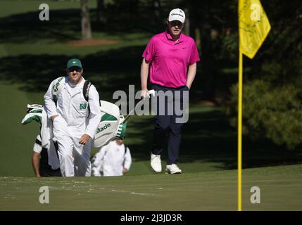 Augusta, USA. 08. April 2022. Robert MacIntyre aus Schottland geht am zweiten Tag des Masters-Turniers im Augusta National Golf Club in Augusta, Georgia, am Freitag, den 8. April 2022, zum Grün auf dem 7.-Loch-Platz. Foto von Bob Strong/UPI Credit: UPI/Alamy Live News Stockfoto