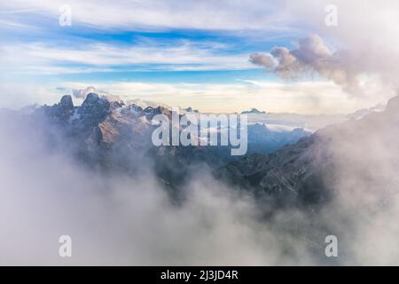 Europa, Italien, Südtirol - Südtirol, Blick auf die Cristallo-Gruppe und in der Ferne Monte Pelmo und Monte Civetta vom Gipfel des Picco di Vallandro / Dürrenstein Stockfoto