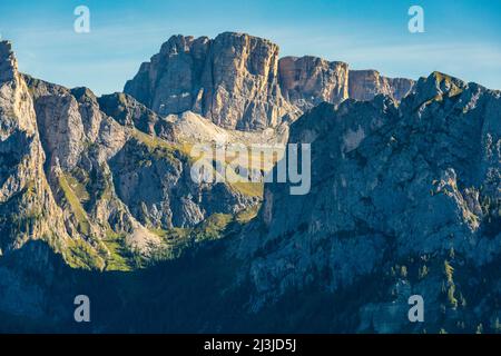 Europa, Italien, Venetien, Provinz Belluno, Lastoni di Formin von der Sonne beleuchtet und Corvo Alto im Schatten, Mondeval Plateau, Dolomiten Stockfoto