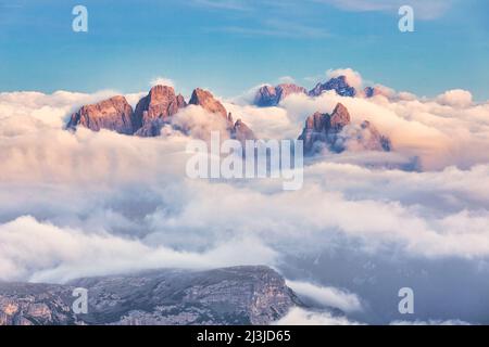 Europa, Italien, Venetien, Provinz Belluno, Auronzo di Cadore, Cadini di Misurina aus den Wolken, im Vordergrund Monte Piana und im Hintergrund die Marmarole-Gruppe, Dolomiten Stockfoto