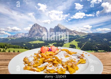 Italien, Südtirol / Südtirol, Kastelruth / Kastelruth, Seiser Alm -Kaiserschmarrn oder Kaiserschmarren, ein leicht gesüßter Pfannkuchen, typisches Dessert Südtirols Stockfoto