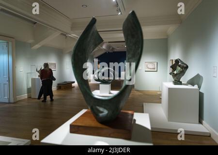 Edinburgh, Schottland. Fr, 8. April 2022. Besucher der Vorschau auf die Barbara Hepworth Art & Life-Ausstellung in der Scottish National Gallery of Modern Art. Sie umfasst die gesamte Karriere der Künstlerin und zeigt die Entwicklung ihrer Praxis, ihre Auseinandersetzung mit politischen und gesellschaftlichen Veränderungen und die Ereignisse in ihrem persönlichen Leben, die ihr Werk geprägt haben. Es umfasst mehr als 120 Werke, die aus öffentlichen und privaten Sammlungen ausgeliehen wurden, darunter renommierte Skulpturen sowie selten gesehene Zeichnungen und Gemälde. Die Ausstellung ist vom 9. April bis 2. Oktober 2022 geöffnet. Stockfoto