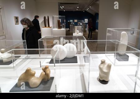 Edinburgh, Schottland. Fr, 8. April 2022. Besucher der Vorschau auf die Barbara Hepworth Art & Life-Ausstellung in der Scottish National Gallery of Modern Art. Sie umfasst die gesamte Karriere der Künstlerin und zeigt die Entwicklung ihrer Praxis, ihre Auseinandersetzung mit politischen und gesellschaftlichen Veränderungen und die Ereignisse in ihrem persönlichen Leben, die ihr Werk geprägt haben. Es umfasst mehr als 120 Werke, die aus öffentlichen und privaten Sammlungen ausgeliehen wurden, darunter renommierte Skulpturen sowie selten gesehene Zeichnungen und Gemälde. Die Ausstellung ist vom 9. April bis 2. Oktober 2022 geöffnet. Stockfoto