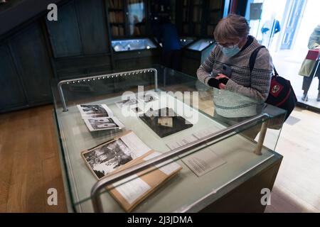 Edinburgh, Schottland. Fr, 8. April 2022. Besucher der Vorschau auf die Barbara Hepworth Art & Life-Ausstellung in der Scottish National Gallery of Modern Art. Sie umfasst die gesamte Karriere der Künstlerin und zeigt die Entwicklung ihrer Praxis, ihre Auseinandersetzung mit politischen und gesellschaftlichen Veränderungen und die Ereignisse in ihrem persönlichen Leben, die ihr Werk geprägt haben. Es umfasst mehr als 120 Werke, die aus öffentlichen und privaten Sammlungen ausgeliehen wurden, darunter renommierte Skulpturen sowie selten gesehene Zeichnungen und Gemälde. Die Ausstellung ist vom 9. April bis 2. Oktober 2022 geöffnet. Stockfoto