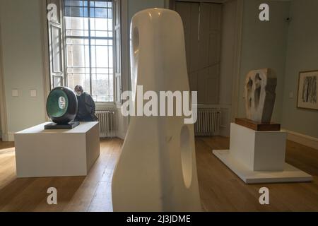 Edinburgh, Schottland. Fr, 8. April 2022. Besucher der Vorschau auf die Barbara Hepworth Art & Life-Ausstellung in der Scottish National Gallery of Modern Art. Sie umfasst die gesamte Karriere der Künstlerin und zeigt die Entwicklung ihrer Praxis, ihre Auseinandersetzung mit politischen und gesellschaftlichen Veränderungen und die Ereignisse in ihrem persönlichen Leben, die ihr Werk geprägt haben. Es umfasst mehr als 120 Werke, die aus öffentlichen und privaten Sammlungen ausgeliehen wurden, darunter renommierte Skulpturen sowie selten gesehene Zeichnungen und Gemälde. Die Ausstellung ist vom 9. April bis 2. Oktober 2022 geöffnet. Stockfoto