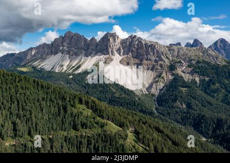 Luftlandschaft der Dolomiten und Blick auf das Aferer Geisler Gebirge in Italien. Stockfoto