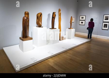 Edinburgh, Schottland. Fr, 8. April 2022. Besucher der Vorschau auf die Barbara Hepworth Art & Life-Ausstellung in der Scottish National Gallery of Modern Art. Sie umfasst die gesamte Karriere der Künstlerin und zeigt die Entwicklung ihrer Praxis, ihre Auseinandersetzung mit politischen und gesellschaftlichen Veränderungen und die Ereignisse in ihrem persönlichen Leben, die ihr Werk geprägt haben. Es umfasst mehr als 120 Werke, die aus öffentlichen und privaten Sammlungen ausgeliehen wurden, darunter renommierte Skulpturen sowie selten gesehene Zeichnungen und Gemälde. Die Ausstellung ist vom 9. April bis 2. Oktober 2022 geöffnet. Stockfoto