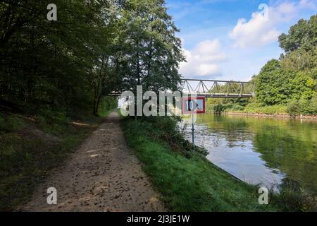 Kurenbachhalde Kanalpark, Weg entlang des Rhein-Herne-Kanals, Essen, Nordrhein-Westfalen, Deutschland Stockfoto