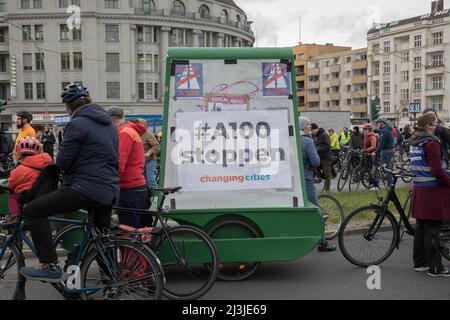 Berlin, Deutschland. 08. April 2022. 8. April 2022, Berlin, Deutschland: Rund 500 Radfahrer demonstrierten gegen den weiteren Bau der A100, der zu einer Verlängerung der Autobahn in Berlin führte. Die Demonstration begann am 8. April 2022 im Bundesministerium für Verkehr. Seit Jahren gibt es in Berlin einen Streit über die Verlängerung der A100. Die Bundesautobahn 100, Bundesautobahn 100, umschließt teilweise das Stadtzentrum der deutschen Hauptstadt Berlin und verläuft vom Wedding-Viertel in Berlin-Mitte über Charlottenburg-Wilmersdorf und Tempelhof-SchÃ¶neberg bis nach NeukÃ¶lln. Der A10 Stockfoto