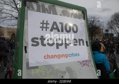 Berlin, Deutschland. 08. April 2022. 8. April 2022, Berlin, Deutschland: Rund 500 Radfahrer demonstrierten gegen den weiteren Bau der A100, der zu einer Verlängerung der Autobahn in Berlin führte. Die Demonstration begann am 8. April 2022 im Bundesministerium für Verkehr. Seit Jahren gibt es in Berlin einen Streit über die Verlängerung der A100. Die Bundesautobahn 100, Bundesautobahn 100, umschließt teilweise das Stadtzentrum der deutschen Hauptstadt Berlin und verläuft vom Wedding-Viertel in Berlin-Mitte über Charlottenburg-Wilmersdorf und Tempelhof-SchÃ¶neberg bis nach NeukÃ¶lln. Der A10 Stockfoto