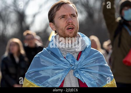 Warschau, 13. März 2022: Protest gegen den Krieg in der Ukraine und die russische Invasion. Porträt eines Mannes mit ukrainischer Flagge. Stehe mit der Ukraine Stockfoto