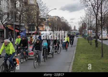 Berlin, Deutschland. 08. April 2022. 8. April 2022, Berlin, Deutschland: Rund 500 Radfahrer demonstrierten gegen den weiteren Bau der A100, der zu einer Verlängerung der Autobahn in Berlin führte. Die Demonstration begann am 8. April 2022 im Bundesministerium für Verkehr. Seit Jahren gibt es in Berlin einen Streit über die Verlängerung der A100. Die Bundesautobahn 100, Bundesautobahn 100, umschließt teilweise das Stadtzentrum der deutschen Hauptstadt Berlin und verläuft vom Wedding-Viertel in Berlin-Mitte über Charlottenburg-Wilmersdorf und Tempelhof-SchÃ¶neberg bis nach NeukÃ¶lln. Der A10 Stockfoto