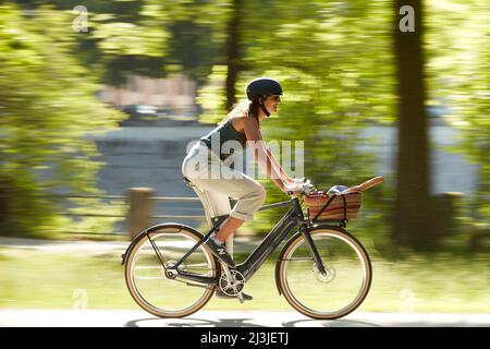 Radler auf den Isarwiesen, München, Deutschland Stockfoto