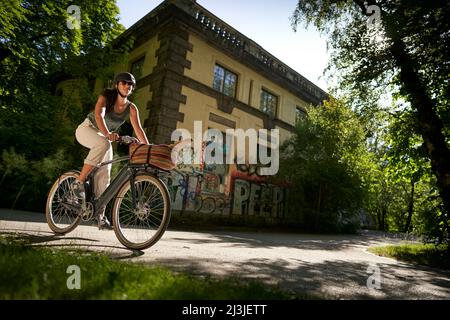 Radler auf den Isarwiesen, München, Deutschland Stockfoto