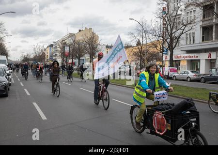 Berlin, Deutschland. 08. April 2022. 8. April 2022, Berlin, Deutschland: Rund 500 Radfahrer demonstrierten gegen den weiteren Bau der A100, der zu einer Verlängerung der Autobahn in Berlin führte. Die Demonstration begann am 8. April 2022 im Bundesministerium für Verkehr. Seit Jahren gibt es in Berlin einen Streit über die Verlängerung der A100. Die Bundesautobahn 100, Bundesautobahn 100, umschließt teilweise das Stadtzentrum der deutschen Hauptstadt Berlin und verläuft vom Wedding-Viertel in Berlin-Mitte über Charlottenburg-Wilmersdorf und Tempelhof-SchÃ¶neberg bis nach NeukÃ¶lln. Der A10 Stockfoto