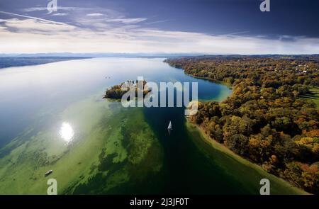 Luftaufnahme, Segelboot Roseninsel in Starnberger See, Bayern, Deutschland Stockfoto