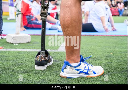 Nicht erkennbarer männlicher Athlet mit einer Beinprothese Stockfoto