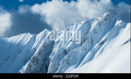 Die Pfeilspitze ist ein wilder Grasberg oberhalb des Lechtals. Im Winter sind seine scharfen und steilen Grate und Flanken schneebedeckt und ähneln eher einem Anden- oder Himalaya-Riesen als einem grasbewachsenen Berg in den nördlichen Kalkalpen. Stockfoto