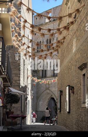 GANGI, ITALIEN - 16. AUGUST 2019: Der bürgerliche Ventimiglia-Turm in der mittelalterlichen Straße der Altstadt von Gangi Stockfoto