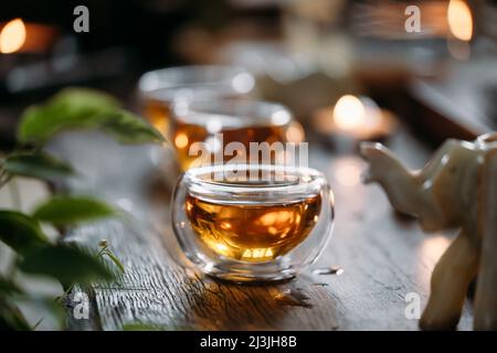 Chinesische Teezeremonie mit Kerzenflammendeko auf dunklem Hintergrund Stockfoto