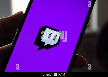 Logo der Twitch Mobile App auf dem Smartphone-Bildschirm. Beliebte Social-Media-Anwendung Twitch. Afyonkarahisar, Türkei - 8. April 2022. Stockfoto