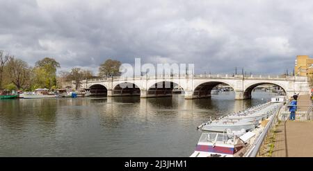 Kingston upon Thames, London, Großbritannien, April 5. 2022: Private und kleine Mietboote, die an den Ufern der Themse an der eleganten Kingston Bridge festgemacht sind. Stockfoto