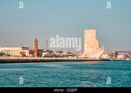 Denkmal der berühmten portugeesischen Entdecker. Belem Portugal, Padrao dos Descobrimentos. Blick vom Wasser bei Sonnenuntergang. Denkmal für die Entdeckungen Stockfoto