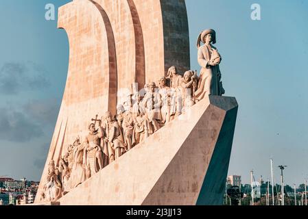 Denkmal der berühmten portugeesischen Entdecker. Belem Portugal, Padrao dos Descobrimentos. Blick vom Wasser bei Sonnenuntergang. Denkmal für die Entdeckungen Stockfoto