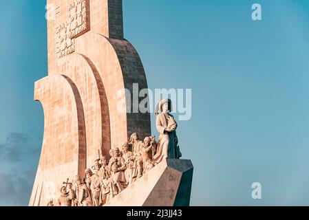 Denkmal der berühmten portugeesischen Entdecker. Belem Portugal, Padrao dos Descobrimentos. Blick vom Wasser bei Sonnenuntergang. Denkmal für die Entdeckungen Stockfoto